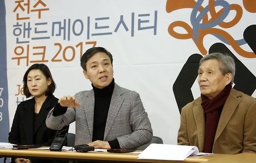 핸드메이드 위크를 설명하는 김승수 시장(중앙)