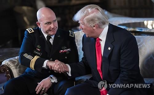 美 NSC 새 보좌관에 임명된 맥마스터 육군 중장(왼쪽)