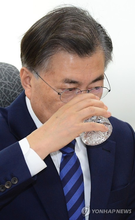 文, 안희정 견제하며 일자리행보…'준비·안정감' 부각 - 1