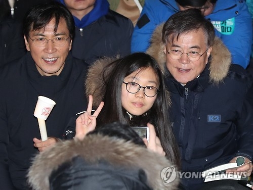 문재인-안희정, '선의 공방' 이어 '분노 논쟁' - 1
