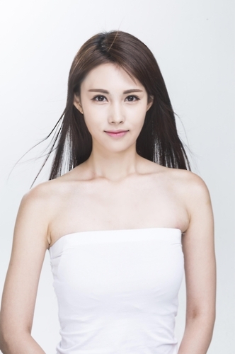 화장품 모델 활동 모습(김정현)