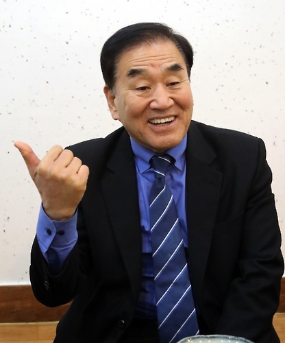 답변하는 이재오 늘푸른한국당 공동대표