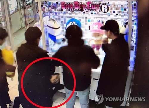 인형뽑기가 뭐길래…기계 속으로 들어가는 사람들 - 1
