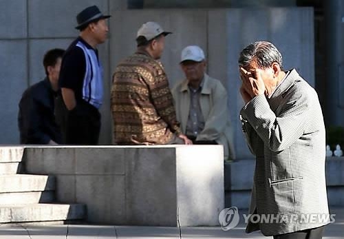 거리를 지나는 노인