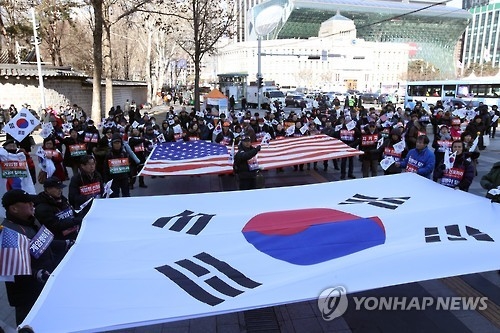 대한문 앞 태극기 (서울=연합뉴스) 박동주 기자 = 12일 서울 중구 대한문 앞에서 보수단체 회원 등이 탄핵무효 등을 촉구하며 태극기를 흔들고 있다. 2017.2.12pdj6635@yna.co.kr(끝)