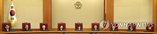 헌재 '8인 체제'(서울=연합뉴스) 박동주 기자 = 1일 오전 서울 종로구 재동 헌법재판소에서 열린 박근혜 대통령 탄핵심판 사건 10차 변론에서 이정미 헌재소장 권한대행과 재판관들이 자리에 앉아 있다. 맨 오른쪽 자리가 비어 있다. 2017.2.1pdj6635@yna.co.kr(끝)