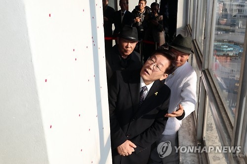 27일 광주 전일빌딩 5·18 탄흔 살펴보는 이재명.