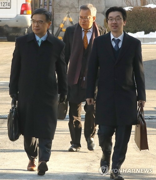헌재 심판정 향하는 대통령 변호인단