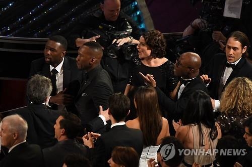 오스카 작품상 정정발표에 놀라는 영화 '문라이트' 제작진