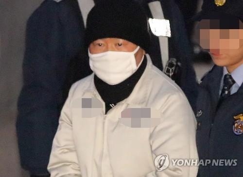 법원 도착한 김경숙(서울=연합뉴스) 황광모 기자 = 비선 실세' 최순실씨 딸 정유라씨의 이화여대 학사 비리 혐의로 기소된 김경숙 전 신산업융합대학장이 공판준비 기일에 출석하기 위해 28일 오전 서울 서초동 서울중앙지법에 도착하고 있다. 2017.2.28hkmpooh@yna.co.kr(끝)
