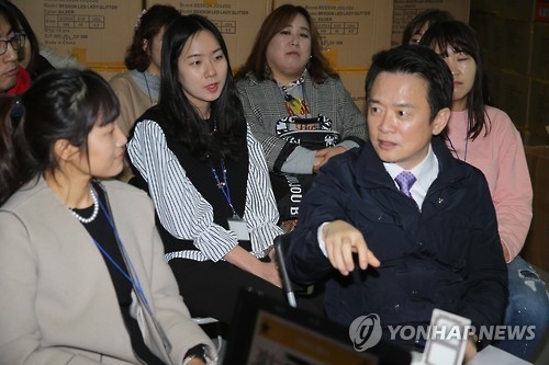 여성 근로자와 대화하는 남경필
