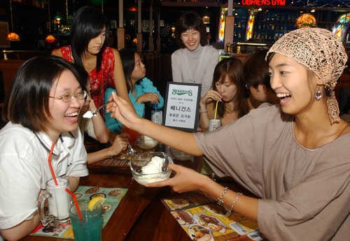 베니건스에서 식사 즐기는 여성들 [연합뉴스 자료사진]