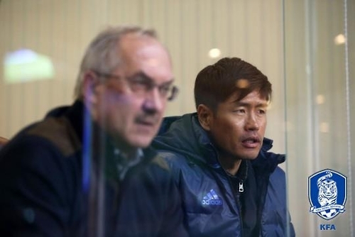 슈틸리케 감독과 경기 ACL 2차전 경기 관전하는 설기현 코치