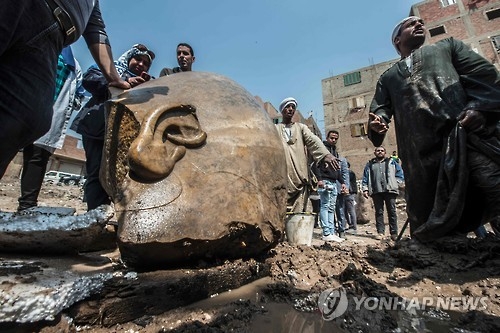 "누구의 머리일까?"…이집트 마타리야에서 발견된 거대 석상의 머리부분