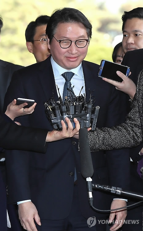 '부당 거래' 의혹 검찰 들어서는 최태원 회장 (서울=연합뉴스) 이상학 기자 = 최태원 SK그룹 회장이 18일 오후 검찰 조사를 받기 위해 서울 서초동 서울중앙지검에 들어서고 있다. 검찰은 21일로 예정된 박 전 대통령 소환조사를 앞두고 청와대 측과 SK 측의 부당 거래 의혹을 집중 조사할 것으로 알려졌다. 2017.3.18leesh@yna.co.kr(끝)