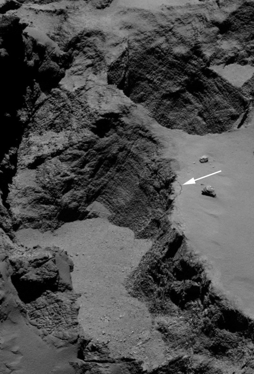 2014년 9월 21일 혜성 67P/추류모프-게라시멘코의 아스완(Aswan) 절벽에서 균열이 포착됐다. [ESA/Rosetta/MPS 제공]
