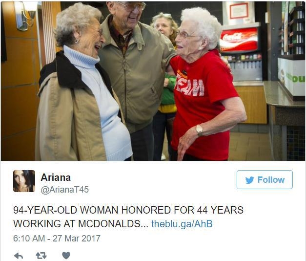 44년간 맥도널드 매장에서 근무한 로레인 마우러(94·오른쪽) 할머니.