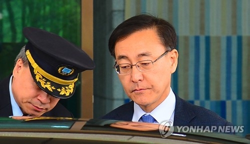 점심 위해 밖으로 나가는 김수남 총장(서울=연합뉴스) 이상학 기자 = 박근혜 전 대통령에 대한 구속 전 피의자심문(영장실질심사)이 진행된 30일 김수남 검찰총장이 점심을 위해 서울 서초구 대검찰청을 나서고 있다. 2017.3.30leesh@yna.co.kr(끝)