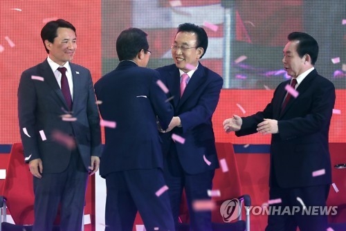 (서울=연합뉴스) 배재만 기자 = 홍준표 경남도지사(왼쪽에서 두 번째)가 31일 오후 서울 장충체육관에서 열린 자유한국당 전당대회에서 제19대 대통령 선거 후보로 선출된 뒤 김진태 의원(왼쪽), 김관용 경북도지사, 이인제 전 최고위원의 축하를 받고 있다. 2017.3.31