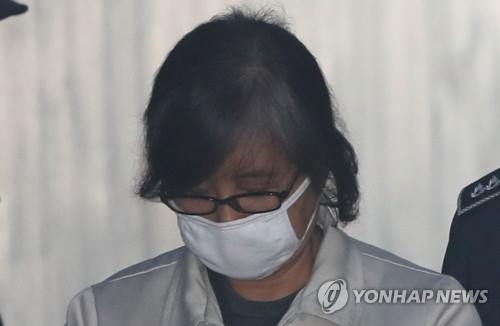 고개 숙인 최순실(서울=연합뉴스) 이정훈 기자 = 최순실 씨가 4일 오전 서울 서초구 서울중앙지법에서 열린 뇌물수수 혐의 첫 공판에 출석하기 위해 호송차에서 내려 법정으로 향하고 있다. 2017.4.4uwg806@yna.co.kr(끝)