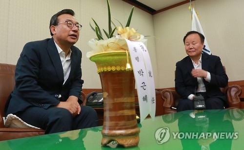 대통령 축하 난 앞 이정현-김재원