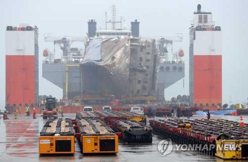 세월호가 모듈 트랜스포터를 이용한 육상거치를 위해 5일 오후 목포 신항만에서 방향을 바꿔 재접안하고 있다.