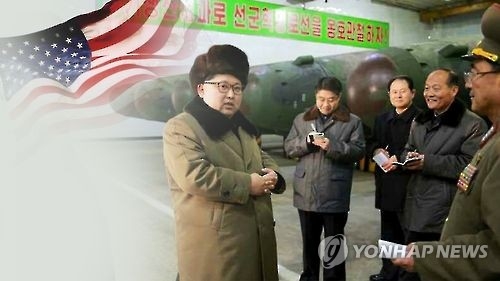 대륙간탄도미사일(ICBM) KN-08 개량형 KN-14 앞에 서 있는 김정은.
