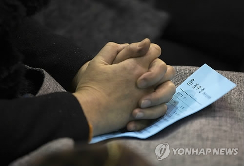 국공립 유치원 추첨 앞두고 기도하는 학부모.