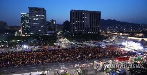 세월호 참사 3주기 앞두고 열린 촛불집회(서울=연합뉴스) 한종찬 기자 = 세월호 참사 3주기를 하루 앞둔 15일 서울 광화문광장에서 '박근혜정권퇴진 비상국민행동' 주최로 열린 '22차 범국민행동의 날' 촛불집회에서 참석자들이 촛불을 들고 있다. 이날 이들은 세월호 미수습자 수습과 철저한 선체 조사, 책임자 처벌 등을 요구했다. 2017.4.15saba@yna.co.kr(끝)