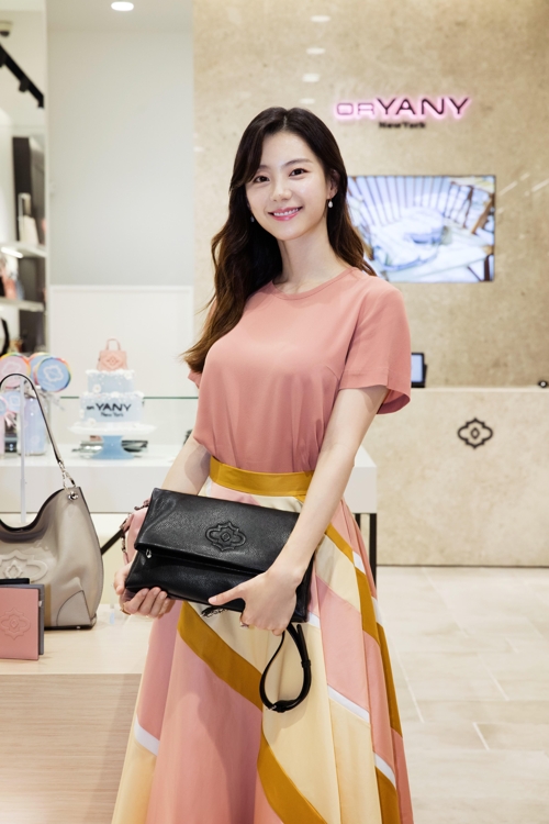 배용준 아내 박수진, 출산 5개월만에 행사 나들이 - 1