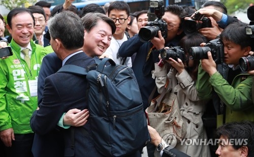 안철수, 국회의원직 사퇴…"국민만 믿고 국민과 함께 간다" - 1
