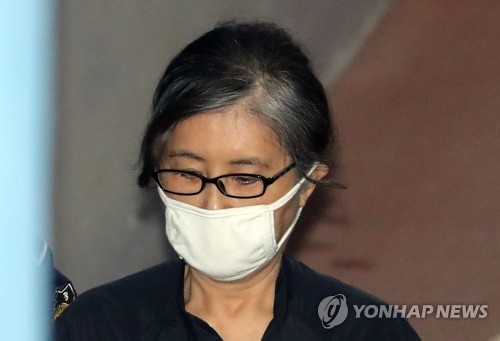 공판 출석하는 최순실(서울=연합뉴스) 한상균 기자 = '비선실세' 최순실씨가 17일 오전 서울중앙지법에서 열린 공판에 출석하고 있다. 검찰은 이날 오후 박근혜 전 대통령을 뇌물수수 등의 혐의로 기소할 예정이다. 2017.4.17xyz@yna.co.kr(끝)