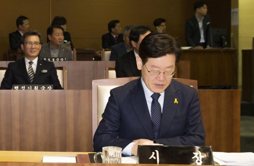 시의회 출석한 이재명 성남시장