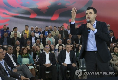 알바니아 야당 민주당의 룰짐 바샤 당수(오른쪽)