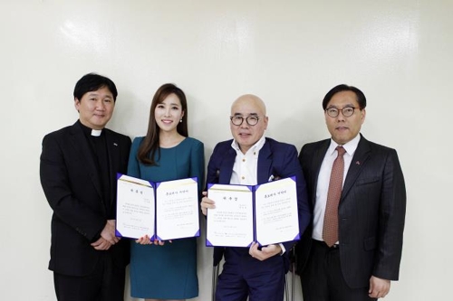 (왼쪽부터) 가톨릭평화방송 이길재 방송신문주간 신부, 이나래 아나운서, 박마루 방송인 겸 가수, 오창섭 한국중앙자원봉사센터장이 19일 오후 서울 중구 가톨릭평화방송에서 대한민국 자원봉사 홍보대사 위촉식에 참석해 기념촬영을 하고 있다.