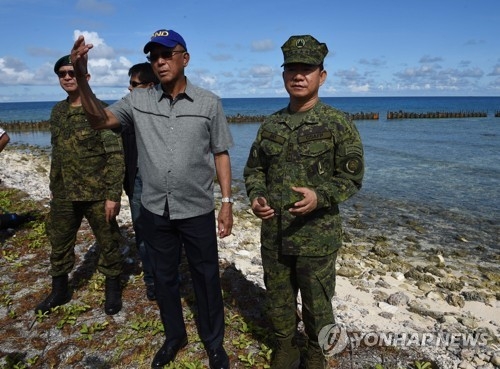 티투 섬을 방문한 필리핀 국방장관［AFP=연합뉴스］