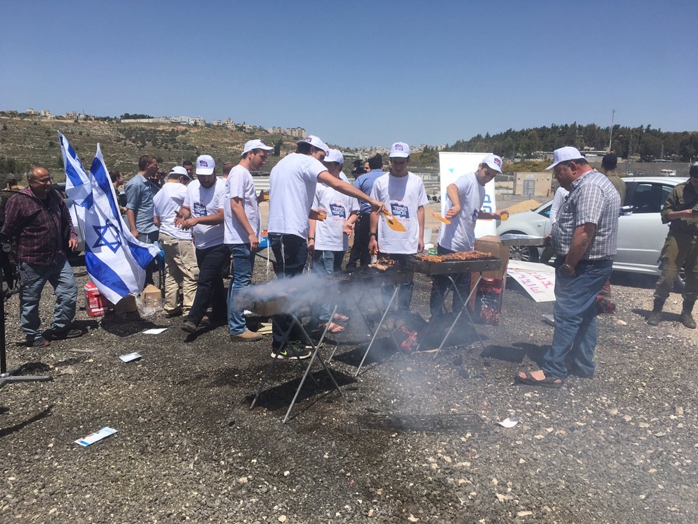 단식투쟁 교도소 앞에서 고기를 굽는 이스라엘 극우단체