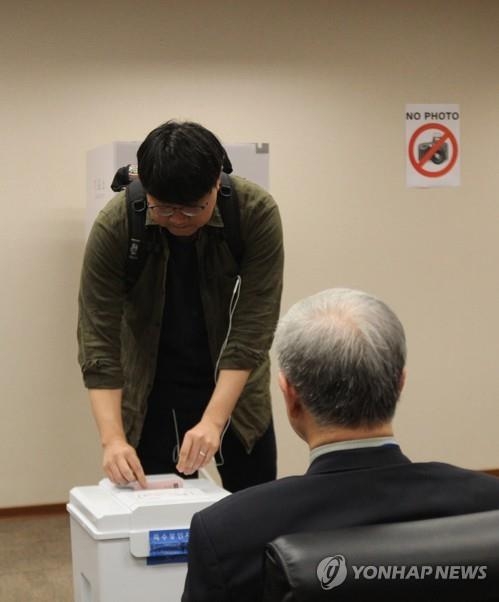 대만에 처음으로 설치된 재외투표소에서 투표하는 유권자 