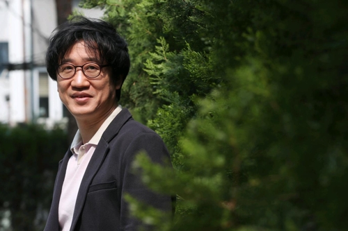 (서울=연합뉴스) 강민지 기자 = 싱어송라이터 김광진이 서울 용산구 이촌동의 한 카페에서 연합뉴스와의 인터뷰에 앞서 포즈를 취하고 있다. 2017.4.26.mjkang@yna.co.kr