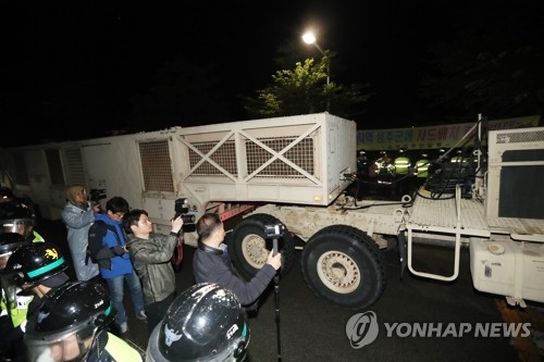 성주골프장으로 들어가는 사드 장비