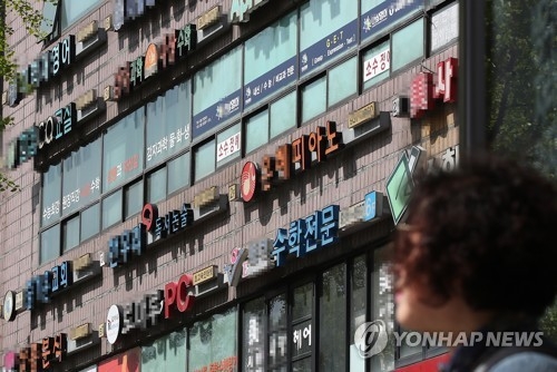 (서울=연합뉴스) 김도훈 기자 = 제19대 대통령 선거에 출마한 후보들이 한결같이 사교육 축소 공약을 내걸면서 공약 실행 가능성에 관심이 집중되고 있다. 사진은 서울시의 한 학원가 밀집 지역의 모습. 2017.4.24