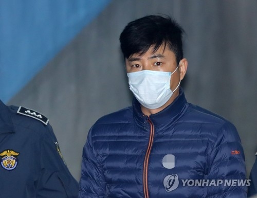 법원 들어서는 고영태씨
