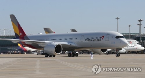 주기장으로 들어오는 아시아나 A350 1호기