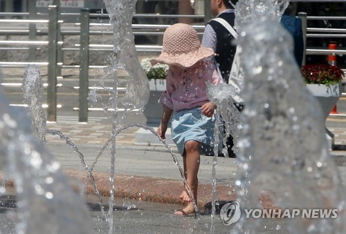시원한 분수대 맨발 동심