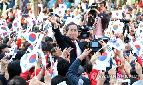 태극기에 둘러싸인 홍준표 후보