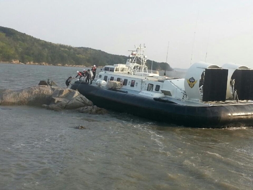 갯바위 고립된 관광객 구조하는 해경