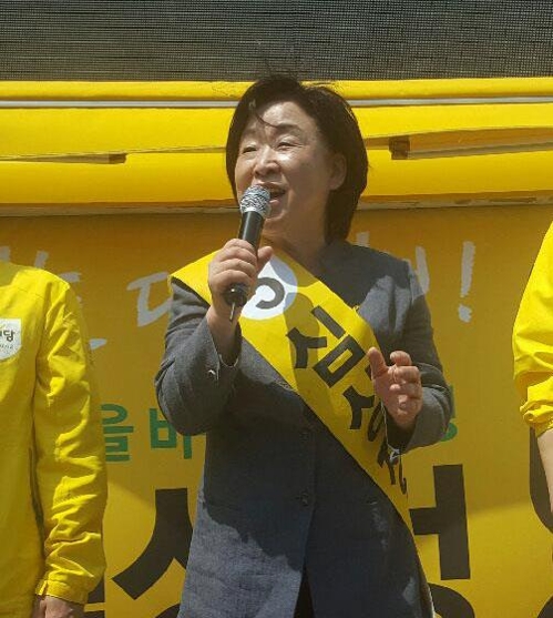(포항=연합뉴스) 임상현 기자 = 정의당 심상정 대선후보가 30일 포항 죽도시장에서 지지를 호소하고 있다.