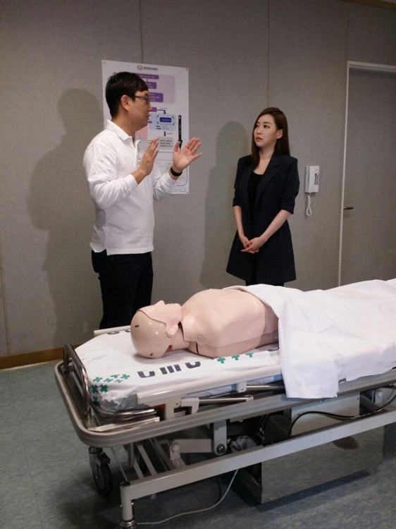 심폐소생술 교육받는 기상캐스터 강아랑씨