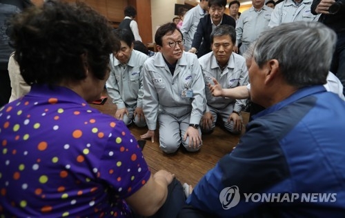 유족 앞에 무릎 꿇은 박대영 대표이사