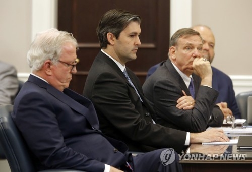 법정에 나온 슬레이저